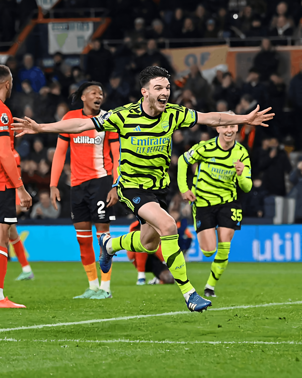 火爆瞬间!球场上精彩绝伦,观众热血沸腾的简单介绍 火爆瞬间!球场上精彩绝伦,观众热血沸腾的简单介绍